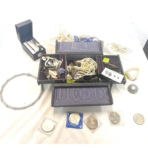 423 - Box of vintage costume jewellery