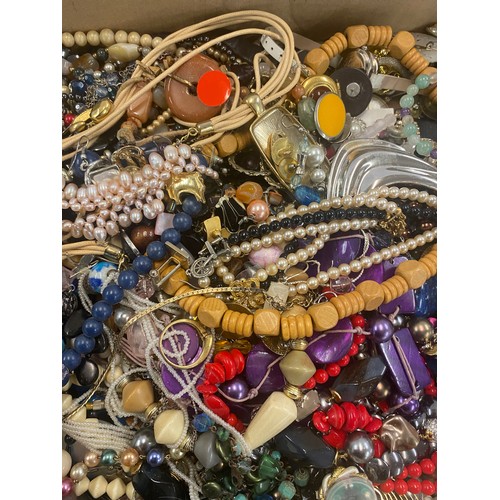 424 - Box of vintage costume jewellery