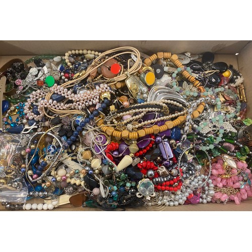 424 - Box of vintage costume jewellery