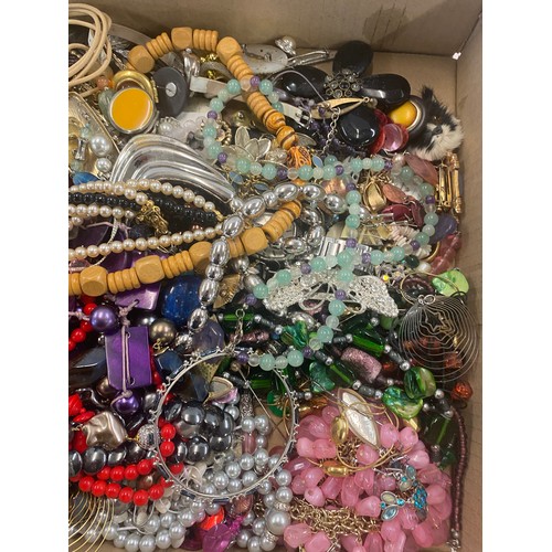 424 - Box of vintage costume jewellery