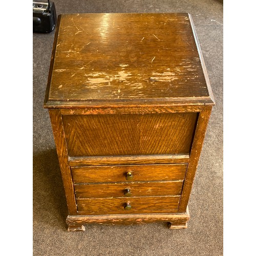 611 - Vintage oak sewing box with a large selection of assorted sewing items