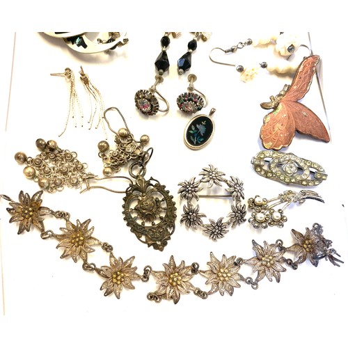 555 - Selection ladies vintage and later costume jewellery to include silver pieces