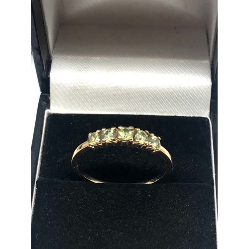 102 - 9ct gold peridot ring weight 2g