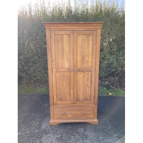 618 - 2 door 1 drawer oak wardrobe measures approx 75 inches tall 39 inches wide 25.5 inches deep