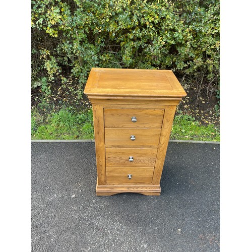 617 - Oak 4 drawer narrow chest of drawers measures approx 41 inches tall 24.5 inches wide 18 inches depth