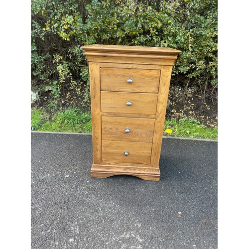 617 - Oak 4 drawer narrow chest of drawers measures approx 41 inches tall 24.5 inches wide 18 inches depth