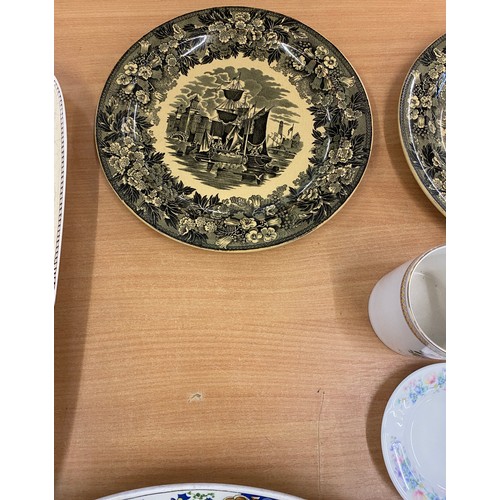 139 - Selection of miscellaneous pottery includes Wedgewood farera plates etc