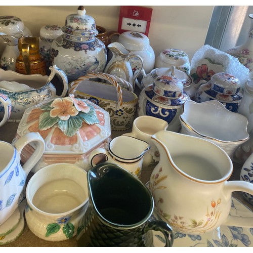 334 - Large selection of vintage lidded bowls to includes limoges, sadler and franklin mint porcelain etc