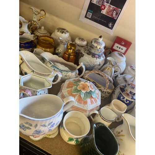 334 - Large selection of vintage lidded bowls to includes limoges, sadler and franklin mint porcelain etc