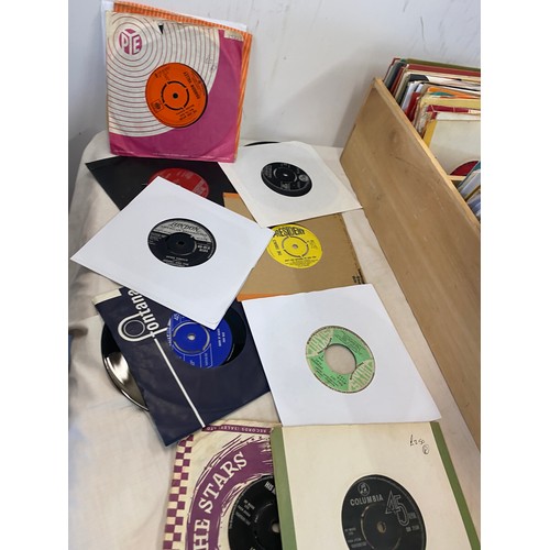 298 - Large selection of 1960s 45s