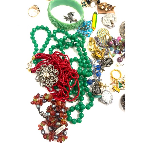 592 - Selection of vintage and later costume jewellery