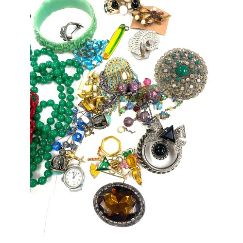 592 - Selection of vintage and later costume jewellery