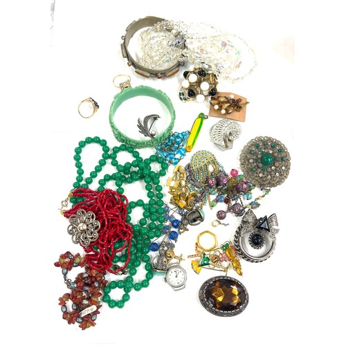 592 - Selection of vintage and later costume jewellery