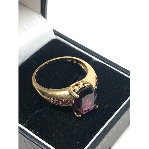 172 - 9ct gold garnet & amethyst ring weight 4.5g