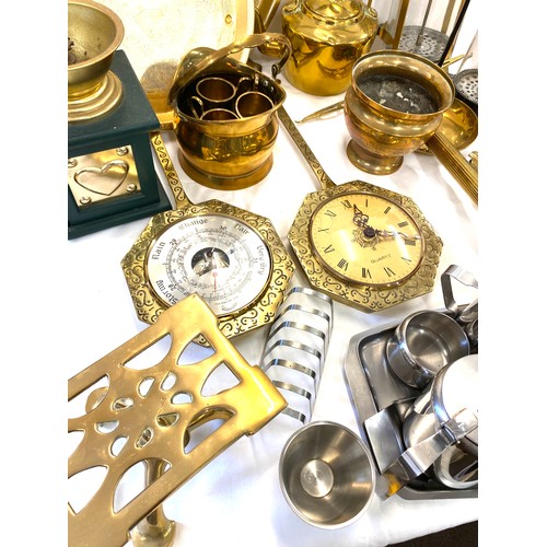 176 - Selection of metal ware to include brass decorative items etc