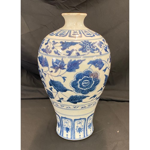 30 - Oriental blue and white vase 6 character mark to base, approximate overall height 11 inches