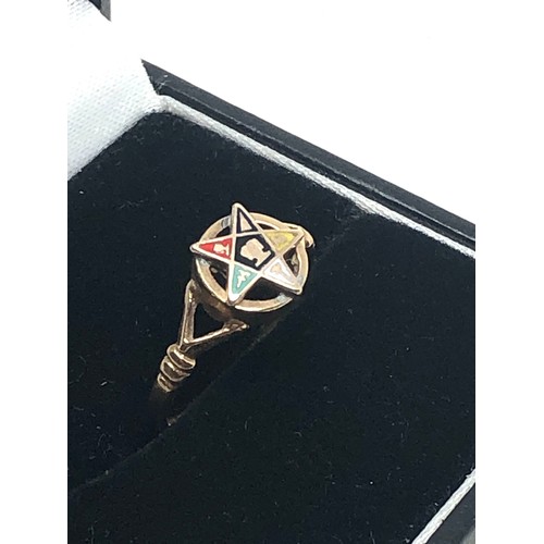 209 - 9ct gold enamelled pentagram ring (1.4g)