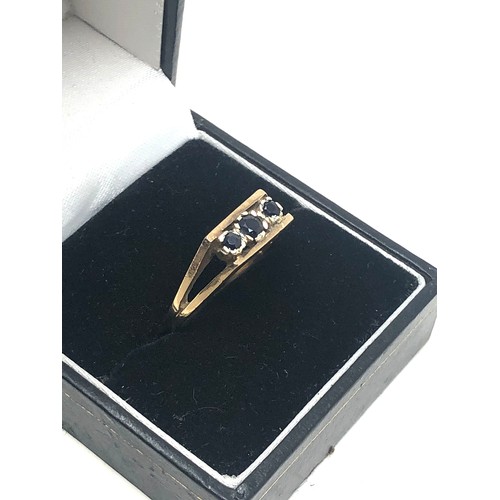 213 - 9ct gold sapphire three stone ring (3.6g)