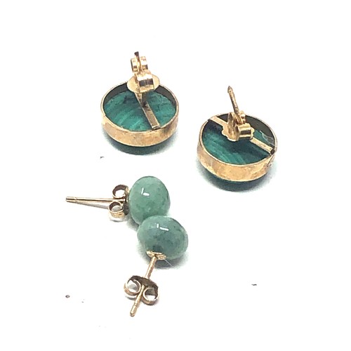 219 - 2 x 9ct gold paired gemstone stud earrings inc. jade & malachite (5.5g)