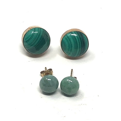 219 - 2 x 9ct gold paired gemstone stud earrings inc. jade & malachite (5.5g)