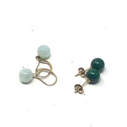 224 - 2 x 9ct gold paired malachite & jade earrings inc. stud & drop (4.9g)