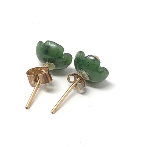 230 - 9ct gold nephrite floral stud earrings (1.3g)