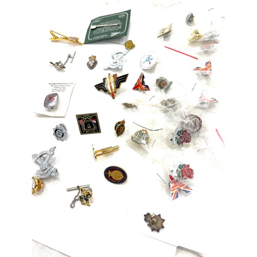 585 - Selection of vintage and later badges includes eIIr, Blues and royals, Conseil Municle etc