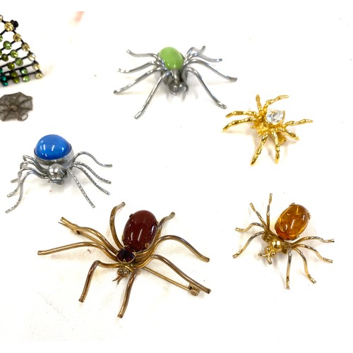 427 - Selection of costume jewellery to include spider brooches etc