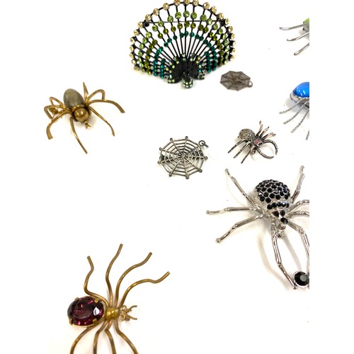 427 - Selection of costume jewellery to include spider brooches etc