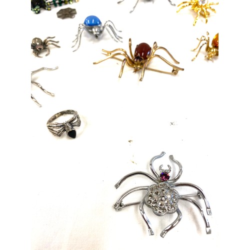 427 - Selection of costume jewellery to include spider brooches etc