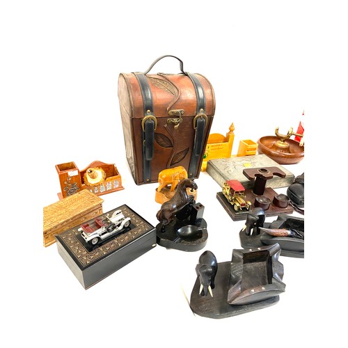 250 - Large selection of vintage wooden items includes smoking ephemera, nut cracker etc