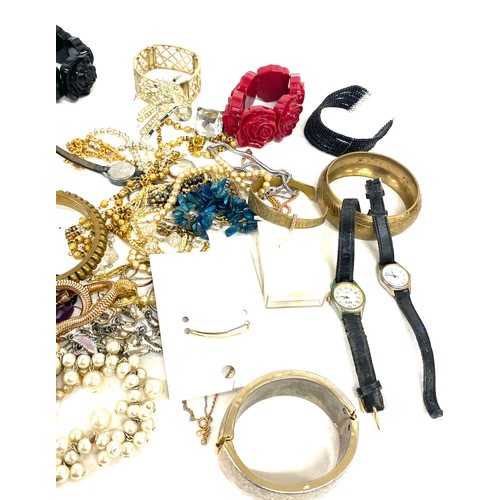 473 - Selection of assorted costume jewellery includes rings, bangles etc