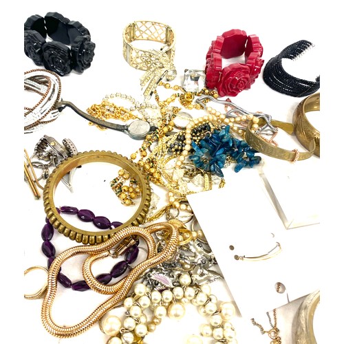 473 - Selection of assorted costume jewellery includes rings, bangles etc