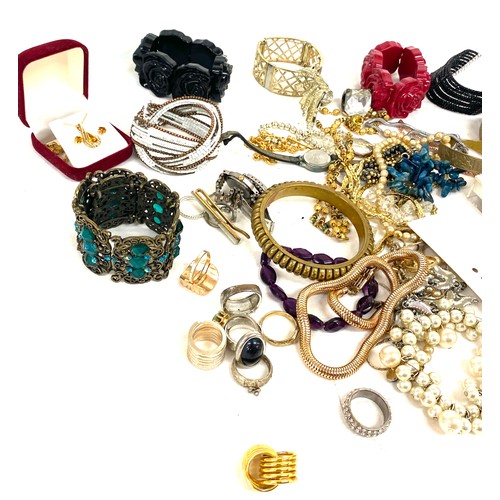 473 - Selection of assorted costume jewellery includes rings, bangles etc