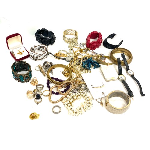 473 - Selection of assorted costume jewellery includes rings, bangles etc