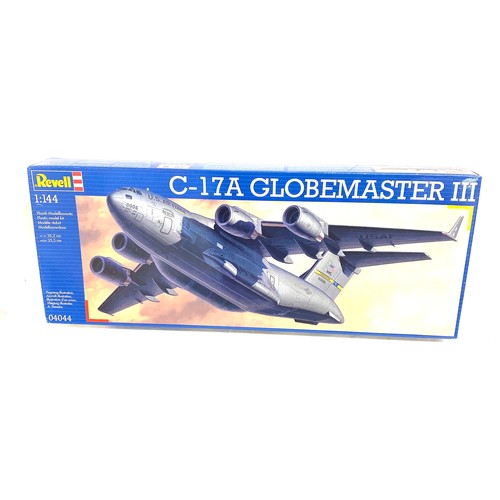 28 - Aircraft model Revell 1/144 C-17a Globemaster III Kit 04044