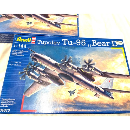 131 - Aircraft model, 2 x Revell Tupolev Tu-95 Bear D, code 04673