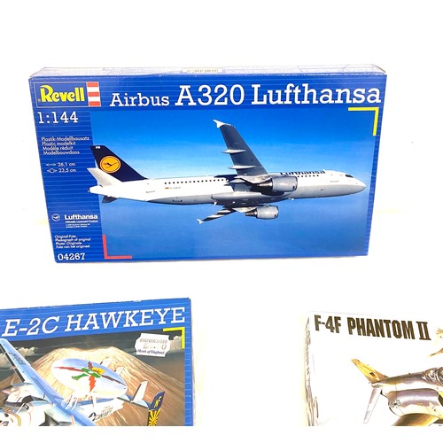 32 - Selection of aircraft models to include Revell  Airbus A320 Lufthansa,  04267, Revell 04000 Suchoj S... 
