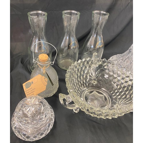 279 - Selection of vintage and later glassware to include ships decanter, cut glass bowl etc