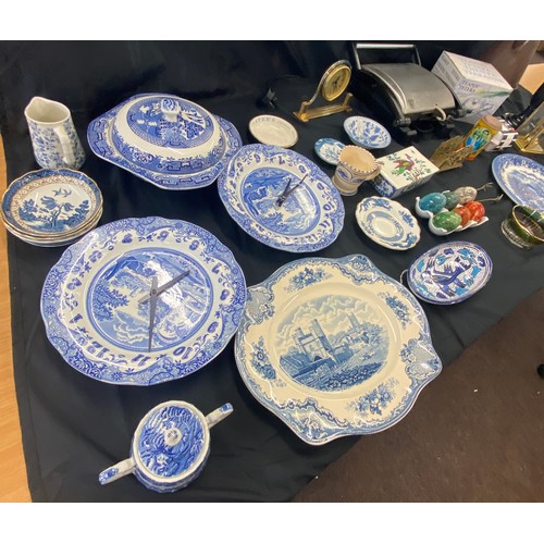 264 - Selection of assorted pottery to include blue and white pieces, wooden bowl of fruit etc