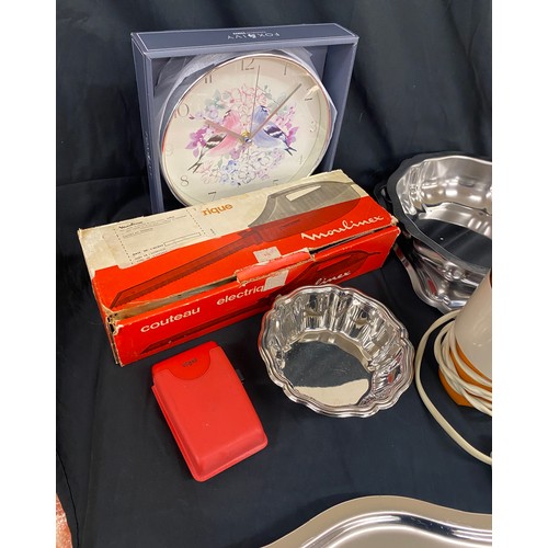 236 - 6 French vintage retro stainless steel dishes, serving trays, 1 Moulinex electric knife, 1 Moulinex ... 