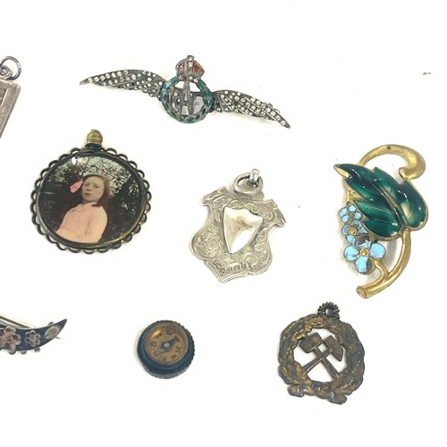 406 - Selection of vintage and later items includes RAF sweet heart brooch, silver fob, ingot etc