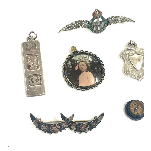 406 - Selection of vintage and later items includes RAF sweet heart brooch, silver fob, ingot etc