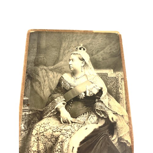 487 - Antique cabinet card of Queen Victoria photo, approximate measurements: 6.5 x 4.5 inches