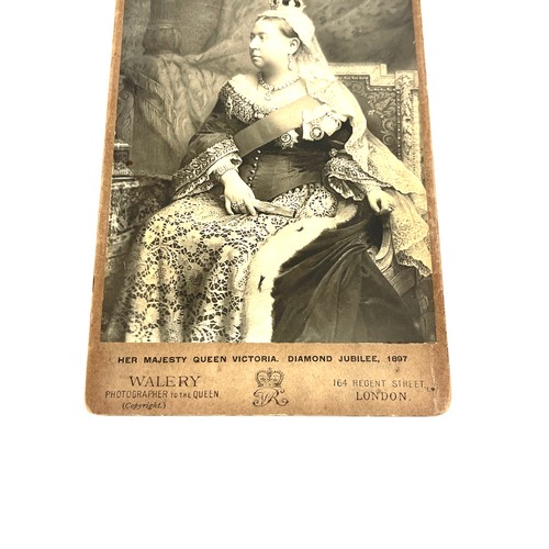 487 - Antique cabinet card of Queen Victoria photo, approximate measurements: 6.5 x 4.5 inches