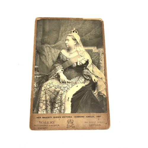 487 - Antique cabinet card of Queen Victoria photo, approximate measurements: 6.5 x 4.5 inches