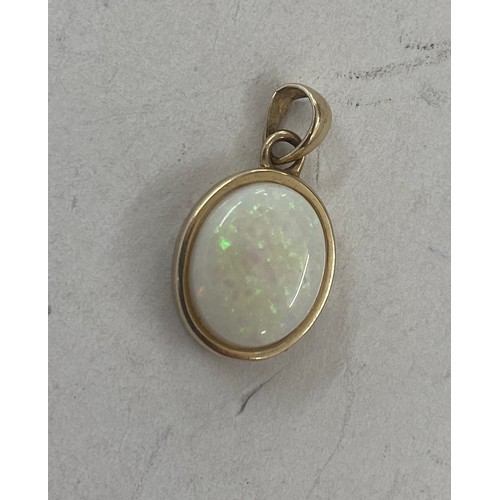 418 - 9ct gold opal pendant, approximate weight 1.2g