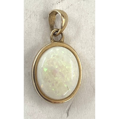 418 - 9ct gold opal pendant, approximate weight 1.2g