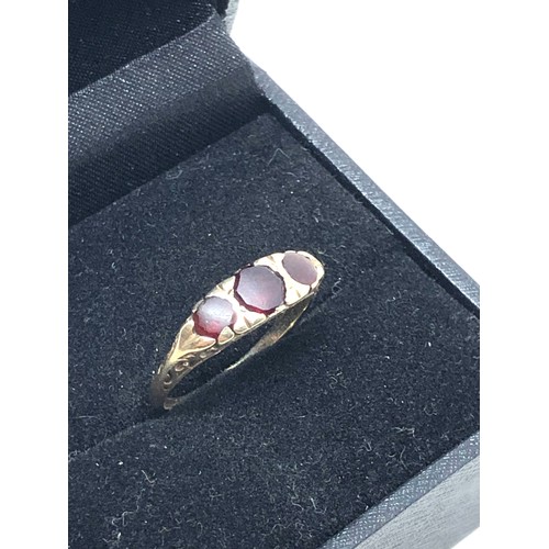 92 - 9ct gold vintage garnet three stone gypsy setting ring (2.3g)