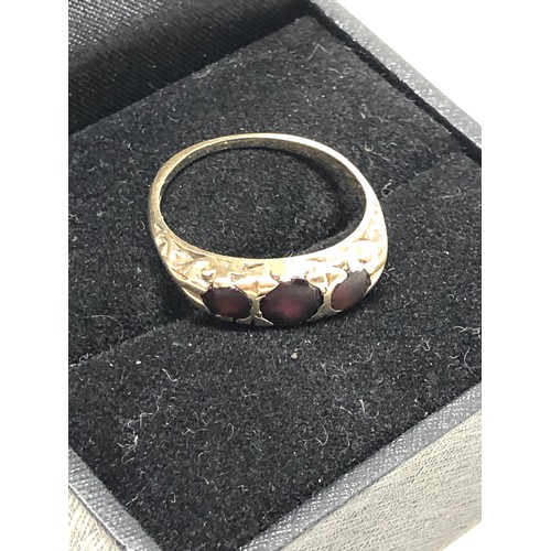 92 - 9ct gold vintage garnet three stone gypsy setting ring (2.3g)